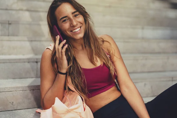 Retrato Una Joven Feliz Hermosa Mujer Sonriendo Con Teléfono Inteligente —  Fotos de Stock