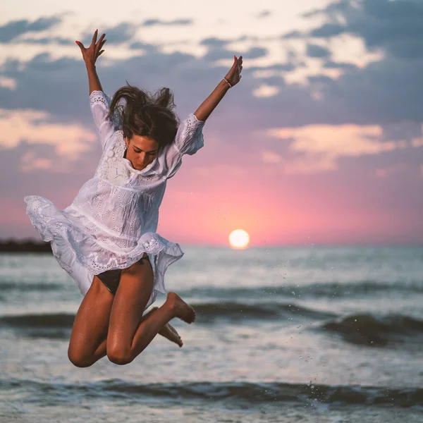 Прыгающая Женщина Портрет Пляже Стрельба Солнце — стоковое фото
