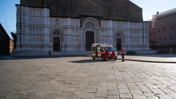 Bologna Italia Marzo 2020 Ambulancia Paramédicos Frente Catedral San Petronio — Foto de Stock