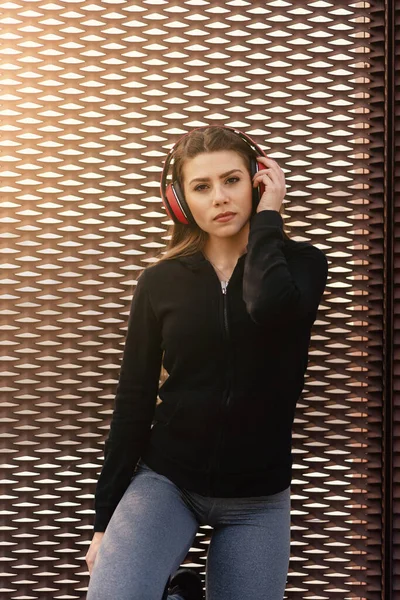Joven Mujer Rubia Hermosa Confiada Relajándose Escuchando Música Con Auriculares —  Fotos de Stock