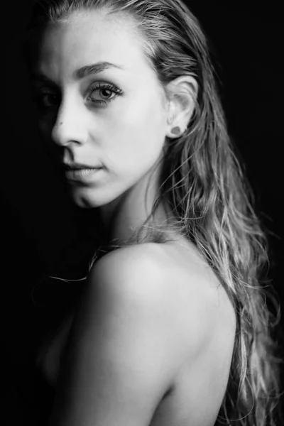 Intiem Sexy Vrouw Close Portret Met Nat Haar Zwart Wit — Stockfoto