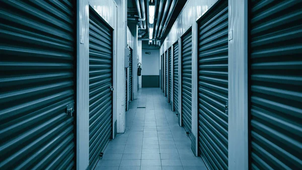 Depo Kutularıyla Dolu Modern Depo Koridoru Mavi Ton Resmi — Stok fotoğraf