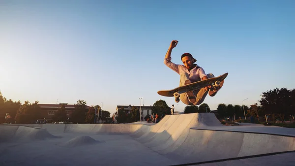 Portret Deskorolkarza Skaczący Skateparku Zachód Słońca Styl Życia — Zdjęcie stockowe