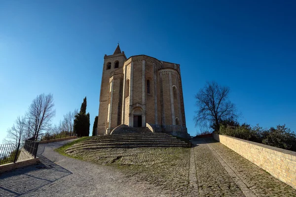 旧教会サンタ マリア デッラ ロッカの景色 オフィダ マルケ州 イタリア — ストック写真