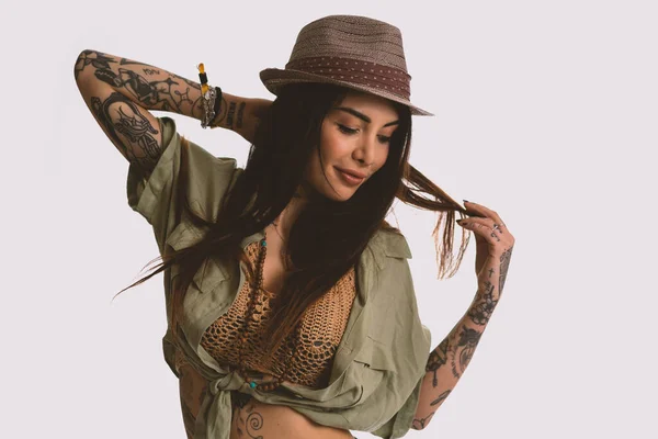 Retrato Mujer Sonriente Con Tatuaje Sombrero Sobre Fondo Blanco Pared — Foto de Stock