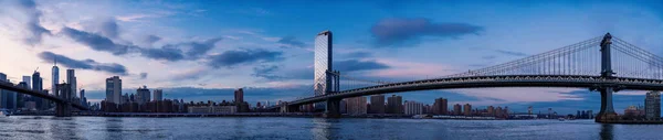 布鲁克林和曼哈顿大桥日落时的全景天际线景观 由不同照片拼凑而成的高分辨率图像 — 图库照片