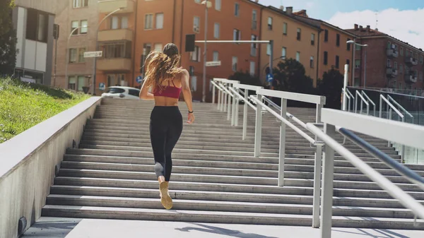 晴れた日に屋外を走る若いスポーツ女性の肖像画 後ろから見る ライフスタイル — ストック写真