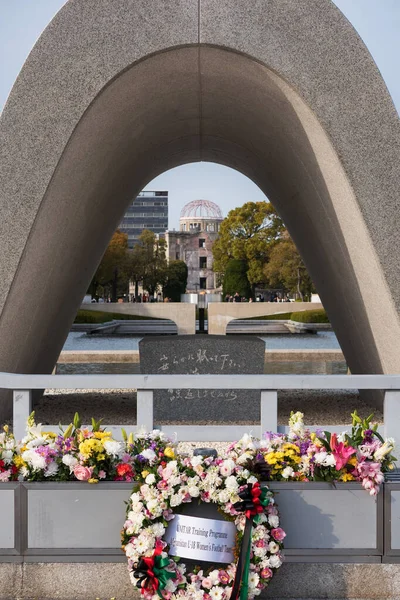 Hiroşima, Japonya - Mart, 2017: Hiroşima Barış Anıtı Parkı'nda Bomba Kurbanları için Cenotaph. 