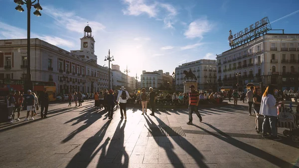 マドリード スペイン 2019年10月 日没時にマドリードの主要公共スペースであるプエルタ ソル広場を歩く人々 — ストック写真