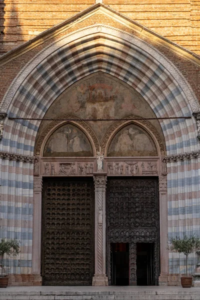 サンアナスタシア教会のファサードビュー サンアナスタシア Sant Anastasia イタリアのヴェローナにあるドミニコ会の教会 1280年 1400年 — ストック写真