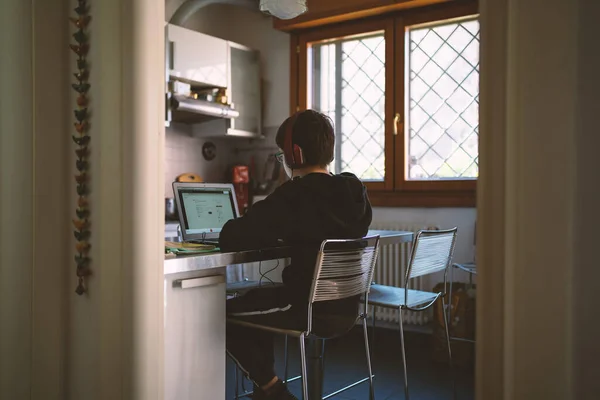 Een Jongen Die Thuis Huiswerk Maakt Met Een Laptop Gefilterde — Stockfoto