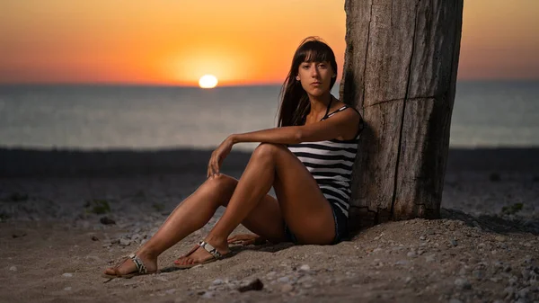 Intimní Mladá Žena Portrét Pláži Slunci — Stock fotografie