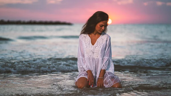 Intimní Portrét Ženy Pláži Životní Styl Výstřel Slunci — Stock fotografie