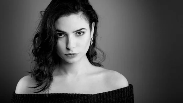 Confident Intimate Young Woman Studio Portrait Grey Background Black White — Stock Photo, Image