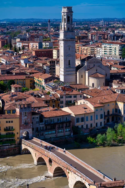 歴史的建造物や塔 ポンテ ピエトラ橋の景色を望む川沿いのヴェローナの街並み イタリアのヴェローナ — ストック写真