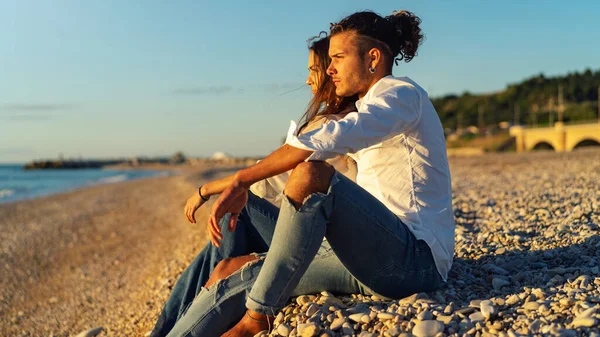 Romantische Paarporträt Strand Blick Auf Das Meer Bei Sonnenschein lizenzfreie Stockfotos