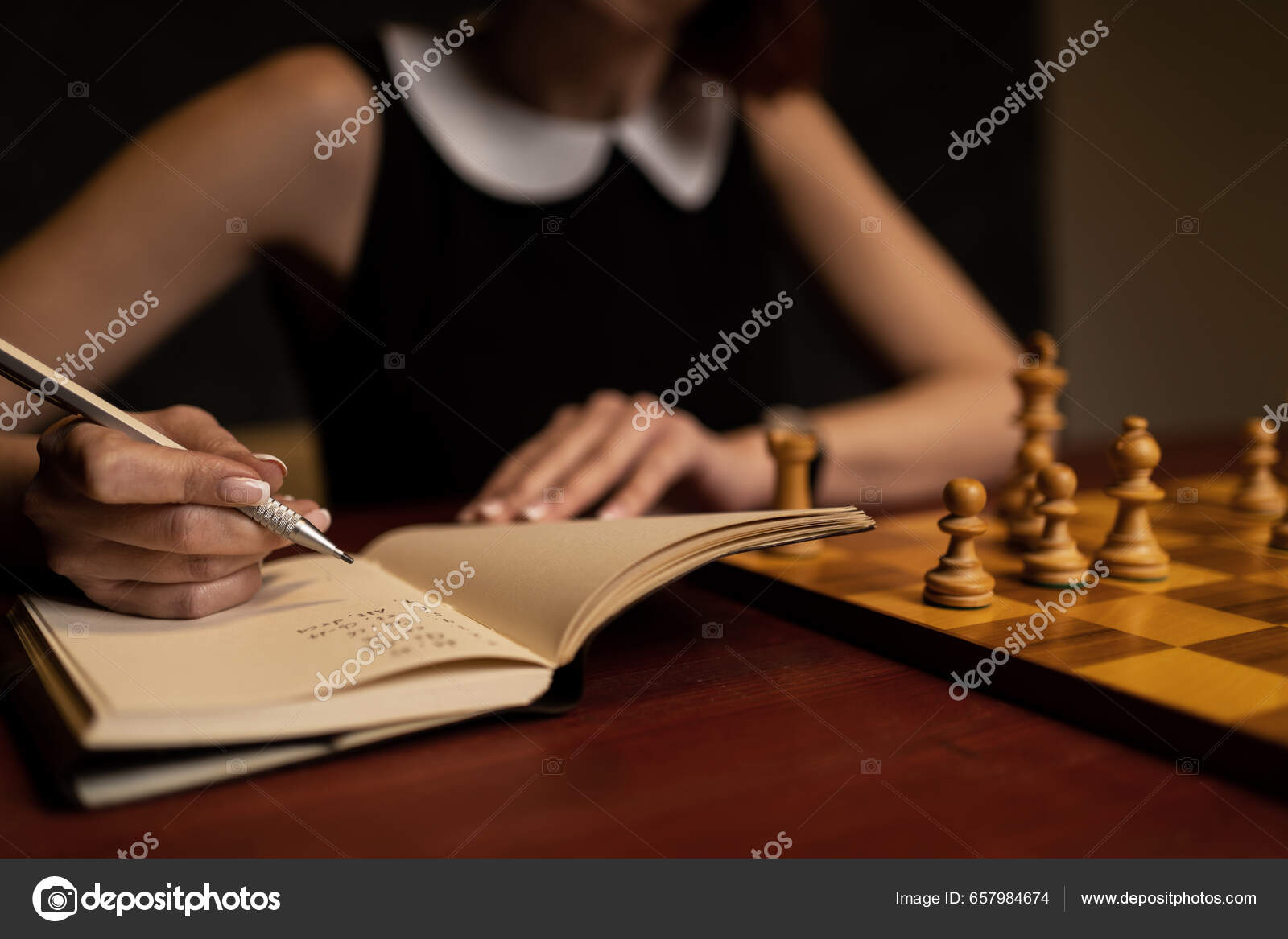 Mulher Estudando Xadrez Com Manual Fundo Escuro Segurando Peça Rei fotos,  imagens de © pio3 #657986076