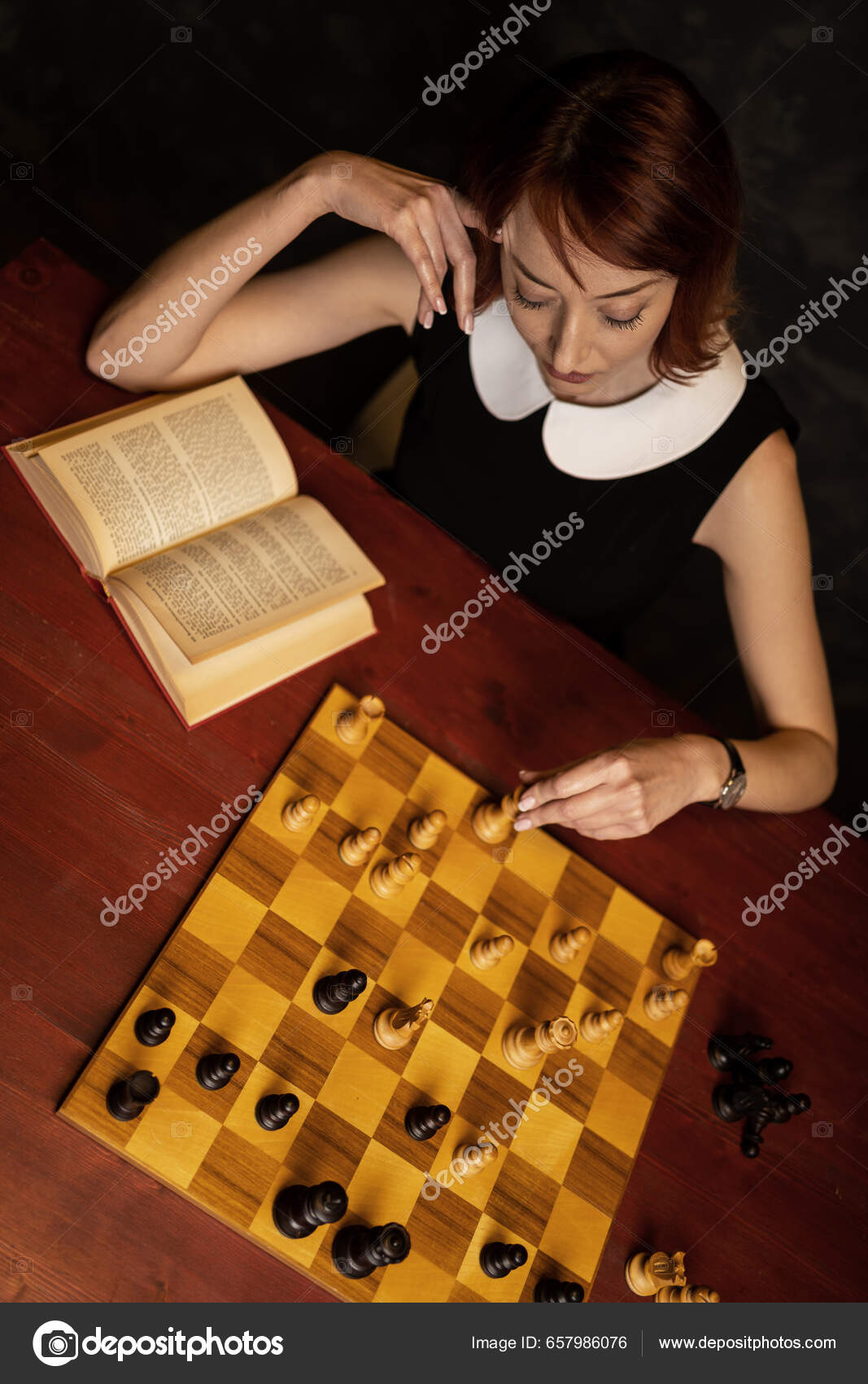 Linda mulher jogando xadrez em fundo escuro efeito de filme antigo  adicionado na pós-produção