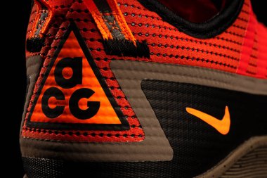 BOLOGNA, İtalya - Nisan 2021: yepyeni Nike Air ACG ayakkabıları. Nike dünyanın en büyük spor ayakkabı tedarikçilerinden biridir. Şirket 1964 yılında kuruldu. İllüstrasyon Editörü.