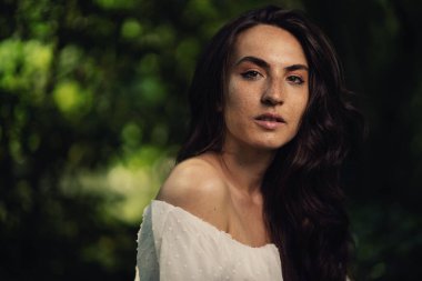 Etkileyici bir kadın. Açık havada dramatik bir ışıkla yakın plan portresi..