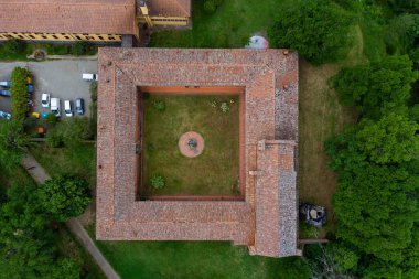 Arka planda San Luca kilisesi olan Ronzano Sığınağı 'nın yukarıdan görünüşü. Bolonya, İtalya.