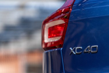 BOLOGNA, ITALY - Nisan 2021: Volvo XC40 detayı, Volvo Arabalar 'dan kompakt Spor Ulaşım Aracı (SUV). Volvo Grubu 1927 'de kuruldu, İsveç' in lüks otomobil markasıdır..