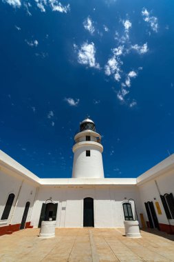 Cape Cavalleria Deniz fenerine karşı mavi gökyüzü. Menorca, İspanya 'ya ait Akdeniz' de bulunan Balear Adalarından biri..