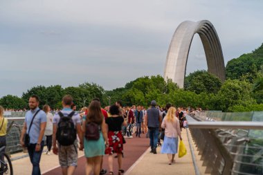 KIEV, UKRAINE - MAYIS 2019: Halkın Dostluk Kemeri (7 Kasım 1982 'de açıldı) ve Saint Volodymyr Tepesi' ne bağlanan yeni yaya köprüsü (25 Mayıs 2019 'da açıldı).