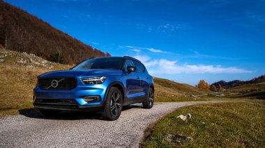 Monte GRAPPA, İtalya - NOVEMBER 2021: Volvo XC40, Volvo Otomobilleri 'nin kompakt Spor Ulaşım Aracı (SUV), bir dağ yolunda. Volvo Grubu 1927 'de kuruldu, İsveç' in lüks otomobil markasıdır..