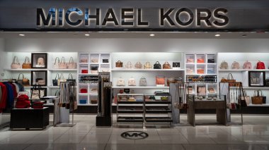 New York - Şubat 2020: Michael Kors mağazası. Michael Kors kadınlar için tasarlanmış lüks bir el çantası ve aksesuardır.. 