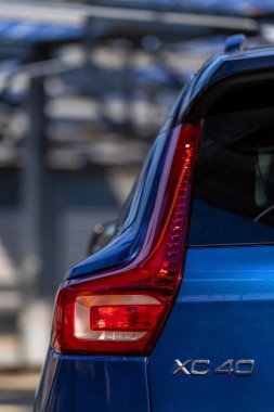 BOLOGNA, ITALY - Nisan 2021: Volvo XC40 detayı, Volvo Arabalar 'dan kompakt Spor Ulaşım Aracı (SUV). Volvo Grubu 1927 'de kuruldu, İsveç' in lüks otomobil markasıdır..