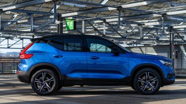 BOLOGNA, ITALY - Nisan 2021: Volvo XC40, Volvo Arabalar 'dan kompakt Spor Ulaşım Aracı (SUV). Volvo Grubu 1927 'de kuruldu, İsveç' in lüks otomobil markasıdır..
