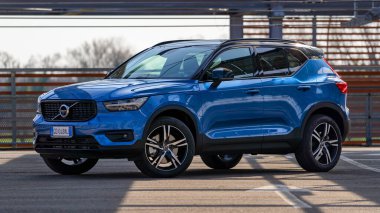 BOLOGNA, ITALY - Nisan 2021: Volvo XC40, Volvo Arabalar 'dan kompakt Spor Ulaşım Aracı (SUV). Volvo Grubu 1927 'de kuruldu, İsveç' in lüks otomobil markasıdır..