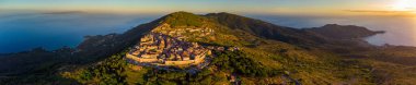 Giglio Castello ve Campese Körfezi 'nin panoramik hava manzarası. İtalya, Toskana 'daki Giglio Adası. Yüksek çözünürlük.
