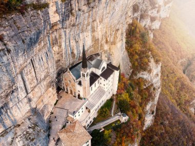 Madonna della Corona Sığınağı kuzey İtalya 'daki dağın içine inşa edildi. Hava görüntüsü. Ferrara di Monte Baldo Verona, İtalya.