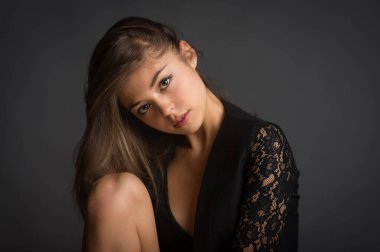 Güzel kadın stüdyo romantik portresi ile gri arka plan. 