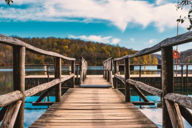 Ahşap iskele görünümü içinde Plitvice Gölleri Milli Parkı. Hırvatistan. Europe.