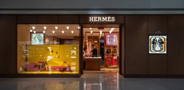 New York - Şubat 2020: Hermes mağazası. Herms International S.A., 1837 yılında kurulan Fransız yüksek moda ürünü üreticisi.. 