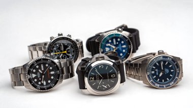 BOLOGNA, İtalya, Mart 2021 Panerai, Seiko dahil lüks saat koleksiyonu. İllüstrasyon Editörü.