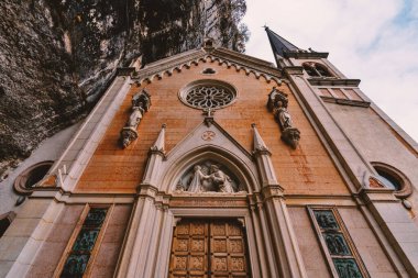Madonna della Corona Sığınağı kuzey İtalya 'daki dağın içine inşa edildi. Ferrara di Monte Baldo Verona, İtalya.