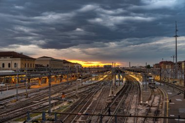 Bolonya Tren İstasyonu dramatik gökyüzü ile mavi saatte panoramik manzara. HDR resmi.