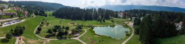 Lavarone 'daki Palu Park hava manzarası. Burası, İtalya 'nın Trentino Alto Adige bölgesindeki gölüyle ünlüdür.. 
