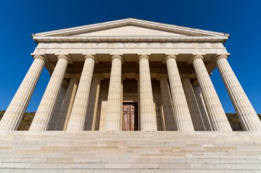 Canova Tapınağı mavi gökyüzüne karşı, Treviso Possagno kasabasında. Veneto, İtalya.