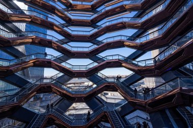 NEW YORK - Şubat 2020: merdivenlerde insanlar olan gemi yapısı. Taşıyıcı (TKA), Manhattan Hudson Yardları Yeniden Hızlandırma Projesi kapsamında inşa edilmiş bir yapıdır..