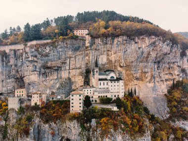 Madonna della Corona Sığınağı kuzey İtalya 'daki dağın içine inşa edildi. Hava görüntüsü. Ferrara di Monte Baldo Verona, İtalya.