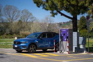 PEDASO, ITALY - Mart 2021: Volvo XC40 'ın yeniden şarj edilmesi, Volvo Arabaları' nın kompakt spor aracı (SUV). Volvo Grubu 1927 'de kuruldu, İsveç' in lüks otomobil markasıdır..
