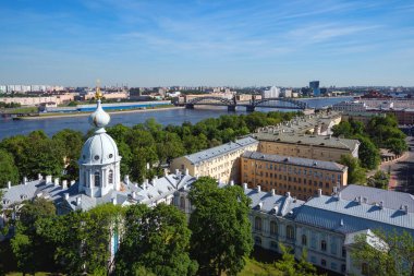 Güneşli bir günde Smolny Katedrali'nden şehrin havadan ufuk çizgisi manzarası. Saint Petersburg, Rusya Federasyonu.