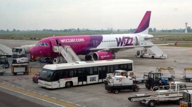 Londra - Eylül, 2018: Wizzair Jet uçağı havaalanında. Wizzair, Macaristan merkezli hızla büyüyen düşük maliyetli bir havayolu şirketi..