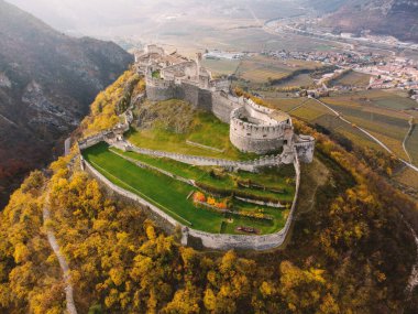 Castel Beseno 'nun sonbahar manzaralı havası. Trentino Alto Adige, İtalya.