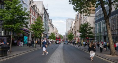 Londra 'nın önde gelen alışveriş caddelerinden biri olan Oxford caddesinde yürüyen insanlar, turistler ve Londralılar tarafından iyi tanınıyor..
